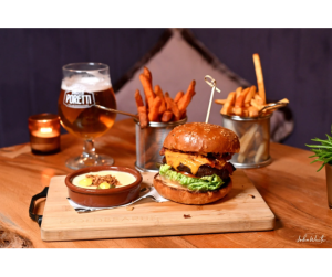 Yard Beef Burger, American Cheese, streaky bacon & Fondue sauce